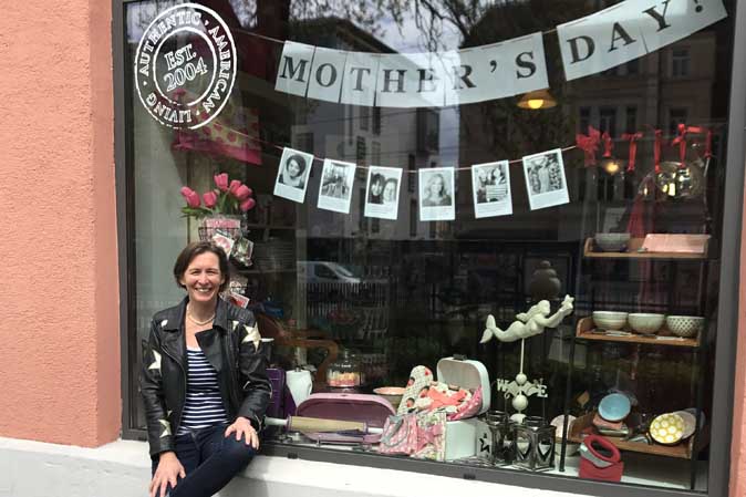 Sabine Ryan vor dem Muttertagsschaufenster bei American Heritage München